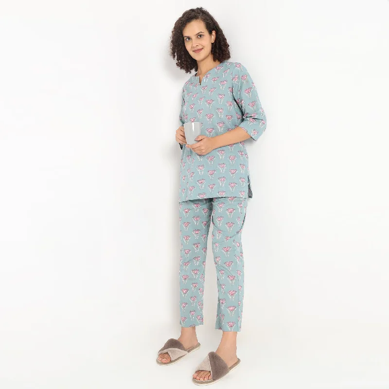 Regular Fit Printed T-shirt with Pyjama Sleepwear Set Hooded Caped Shawl Collar